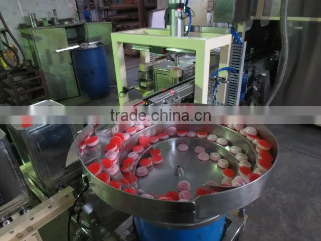 Automatic screwing lids machine for cans