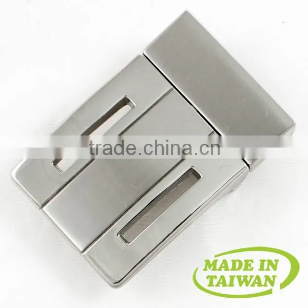 Men's classic design double prong reversible belt buckle