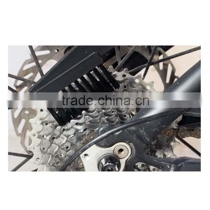 Bicycle chain cleaning brush