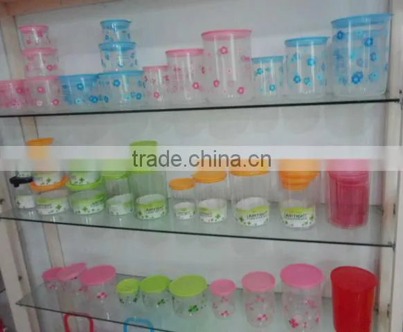 Plastic storage cont ainer