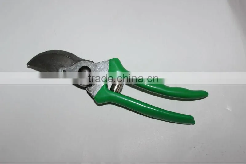 Heavy duty pruner with sharp curved cutting blades