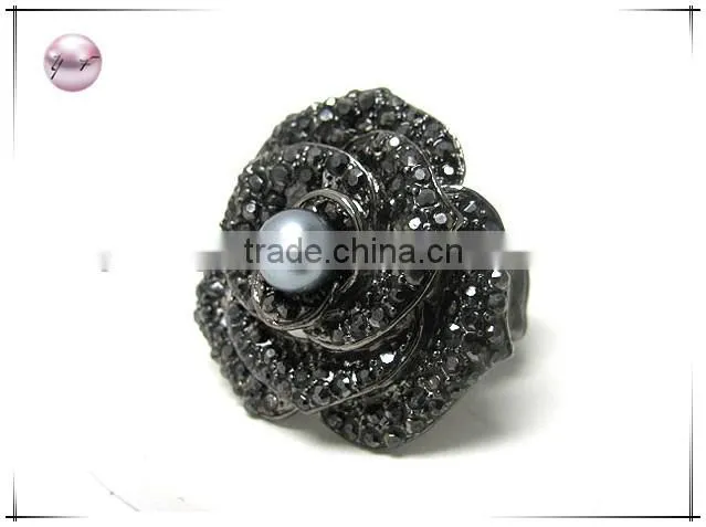 Pearl center and crystal deco metal rose stretch ring
