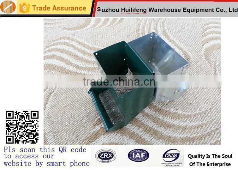 1.25 LBS metal hanging rabbit feeder 13X16.5X13CM
