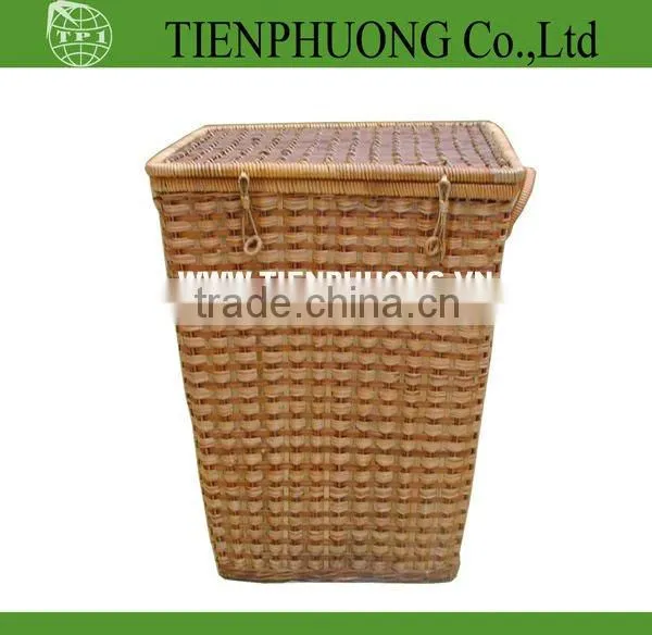 square wicker trunk with lid/chest furniter