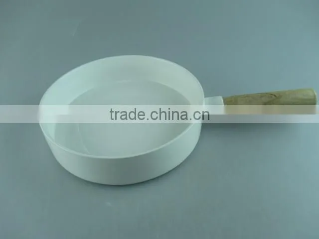 Eco-friendly stocked porcelain white pan with wooden handle