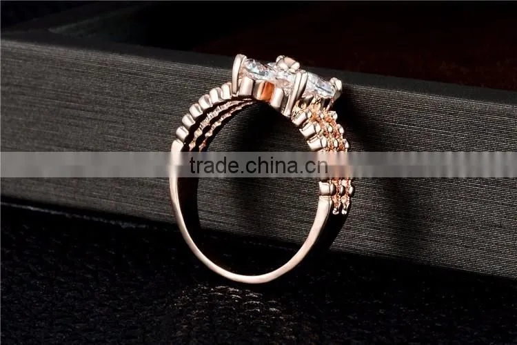 Wholesale alibaba fashion jewelry gold/silver clear crystal luxury wedding piston ring