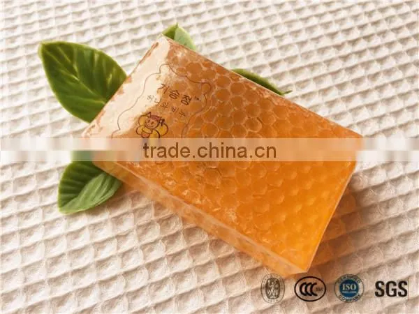 Daily moisturizing and whitening soap with honey essence