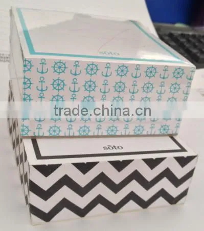 memo cube with pen hole