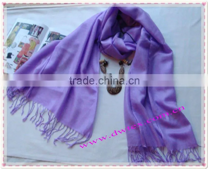 Pashmina scarf of plain red viscose muslim pattern