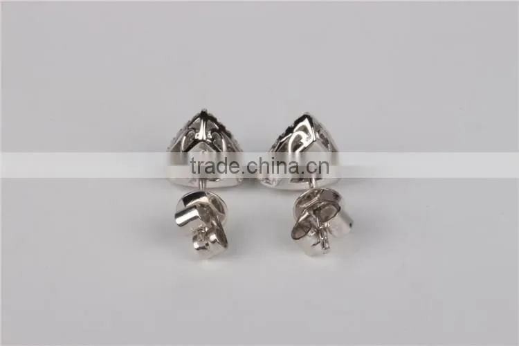lasest design triangle earrings made of 18 K gold and diamond