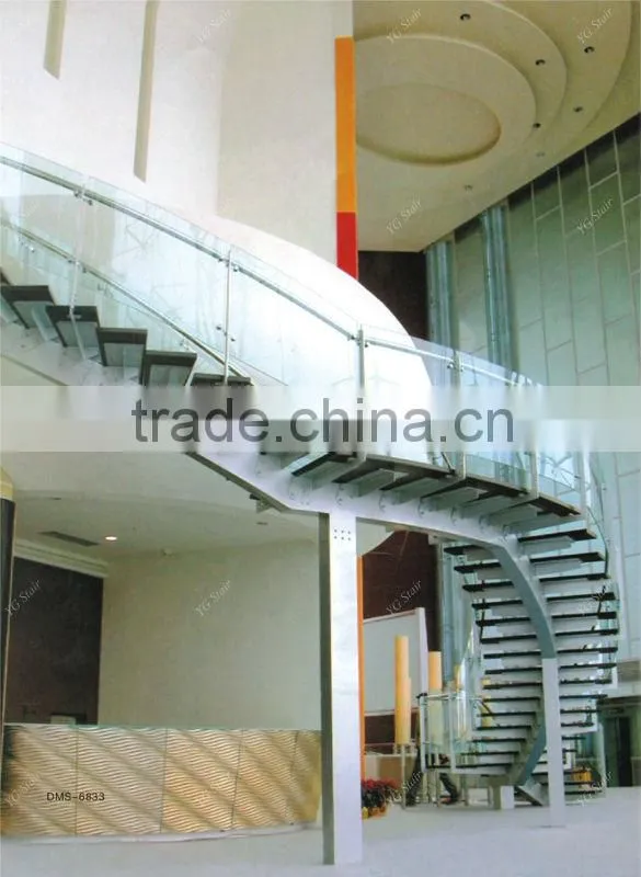 Single stringer staircase with glass railing