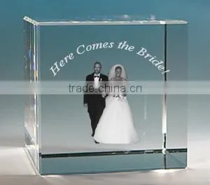 2016 Best sale crystal cube sandblasting wedding photo with red base