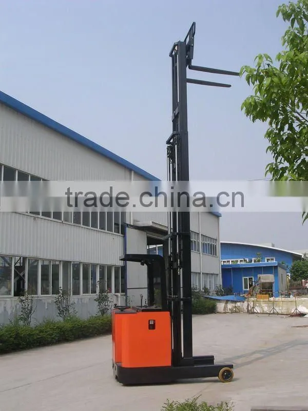 Electric reach forklift truck