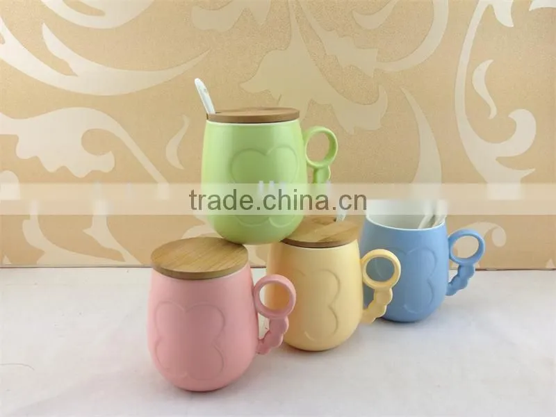 Promotional ceramic coffee mug solid color embossed butterfly design with wood lid and spoon