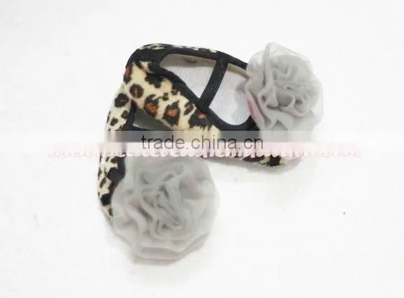 Baby Giraffe Crib Shoes with Grey Rosettes MAS108