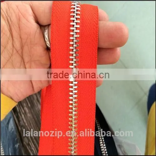 Good quality handbag with NO.5 flesh red metal zippers with EU REACH SVC CARTIFIED