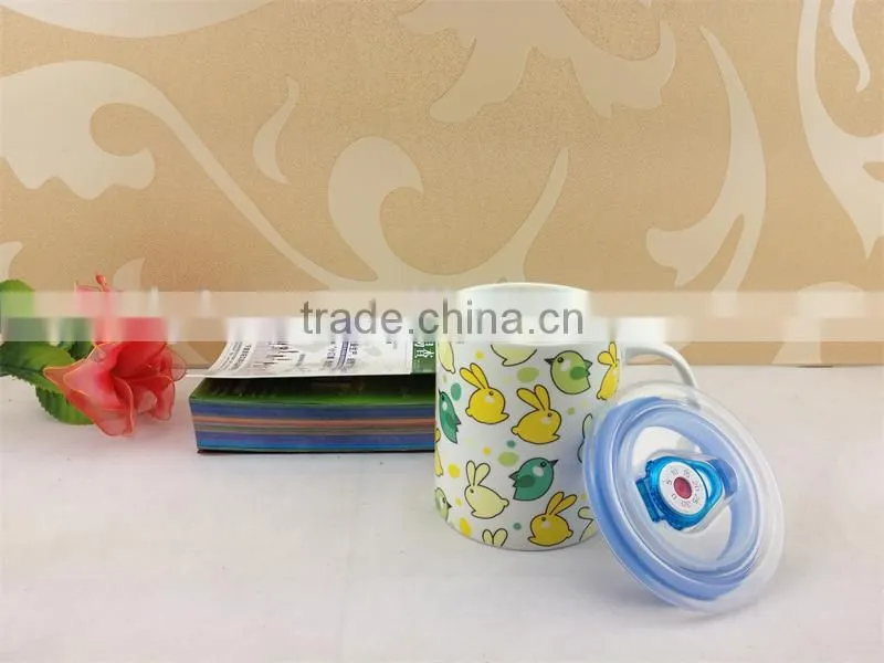 porcelain mug with plastic lid
