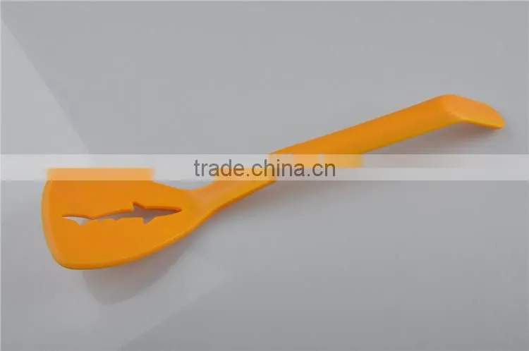 Standing kitchen utensils