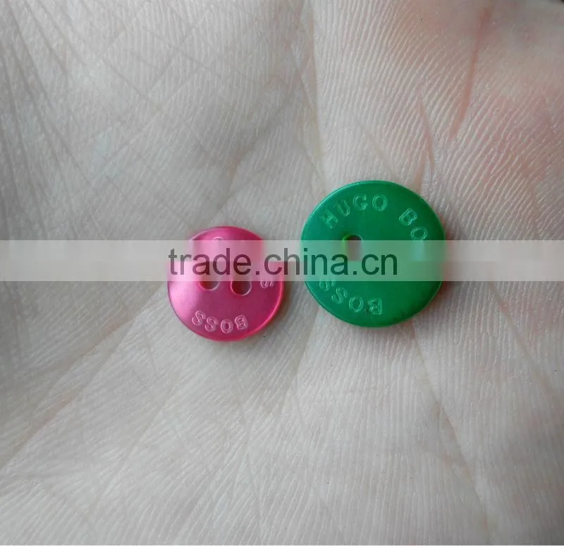 Famous Brand Logo Engraved on Flat Painted Colored Pink, Green 2 Holes River Shell Shirt Buttons