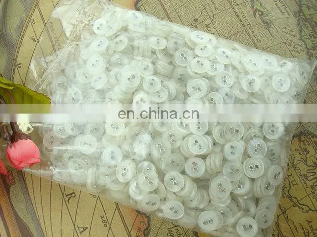 2016 fashion 2/4 hole colorful button wholesale resin button
