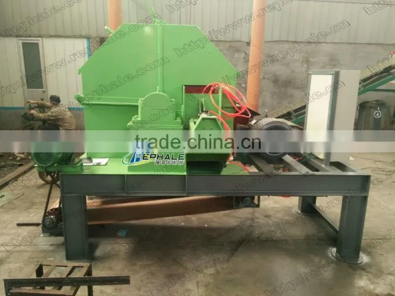 Wood wool making machine with compact structure