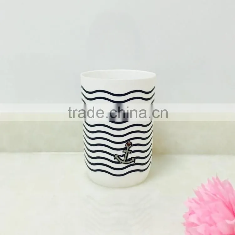 Fashion design plastic toothbrush cup