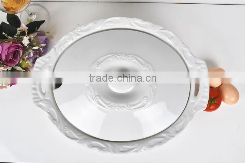 15" Oval ceramic baking dish with lid