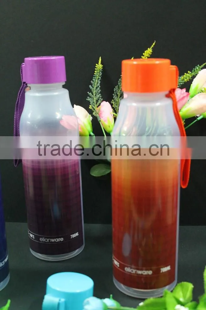 Colorful plastic water tumblers with lid and handle/ travel plastic 700ml colorful tumbler with handle and lid. BPA FREE!