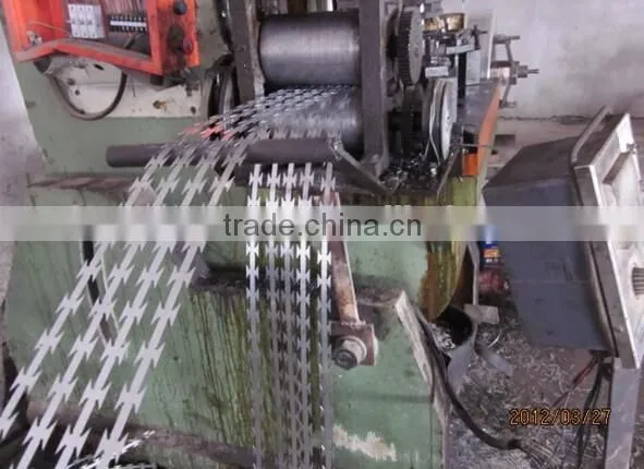 factory wholesale hot-dipped galvanized razor barbed wire mesh fence