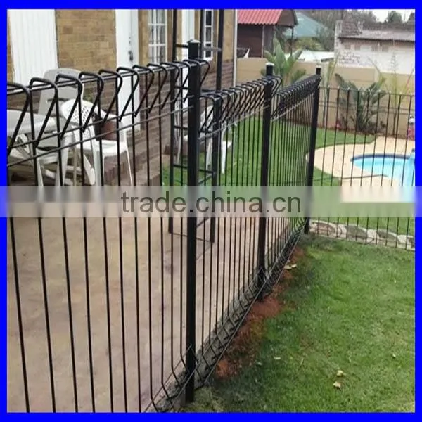 Decorative triangle fence/top and bottom roll top fence