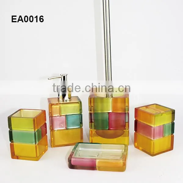 2015 new design transparent polyresin lotion bottle with pump