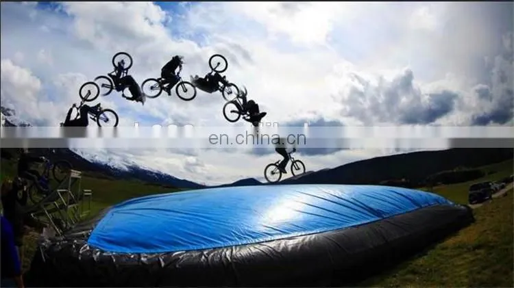 Customized design outdoor inflatable bike jump air bag for skiing