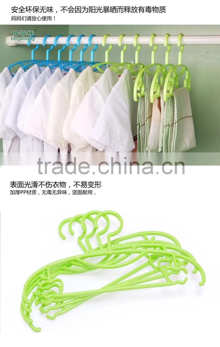 Plastic cloth hanger