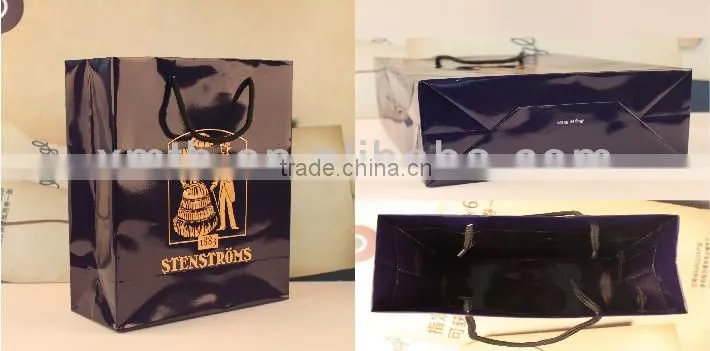 Good quality hot stamping and black color gift packaging paper bag with handles
