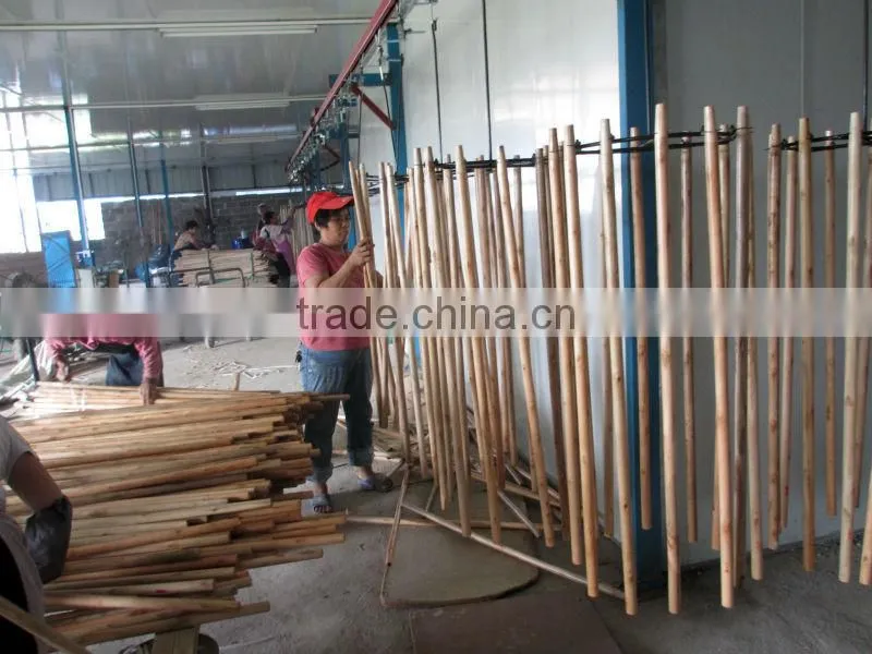 Varnished wooden broom handle with high quality
