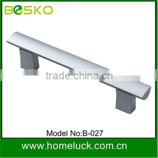 Refrigerator door handle