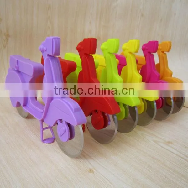 2014 plastic handle scooter pizza cutter