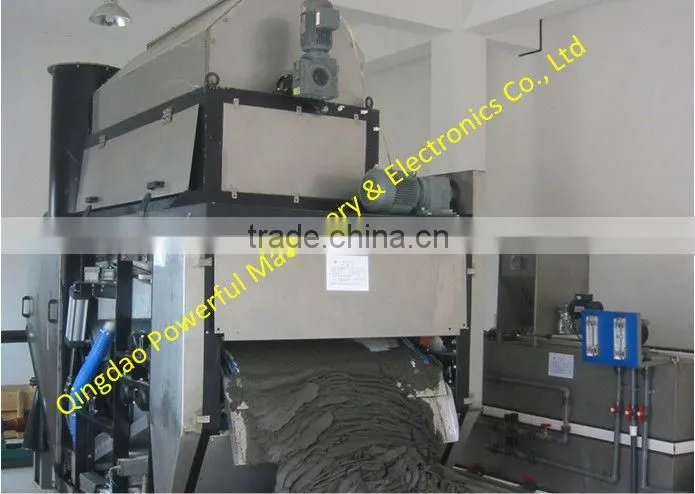 Sludge dewatering machine