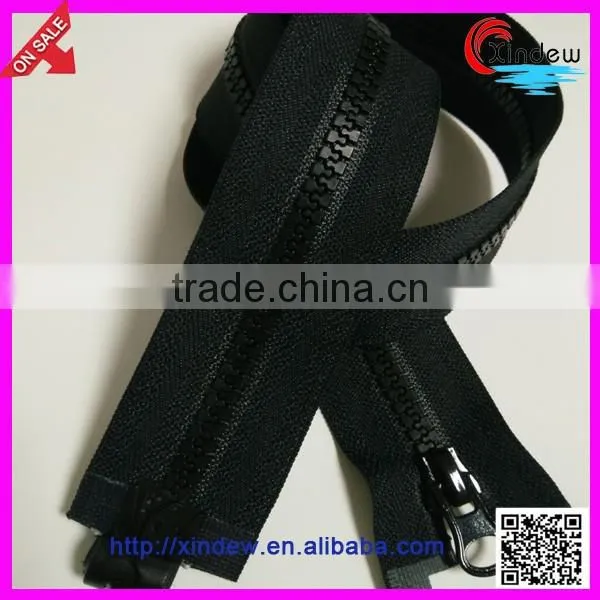 Single hand magnet zipper