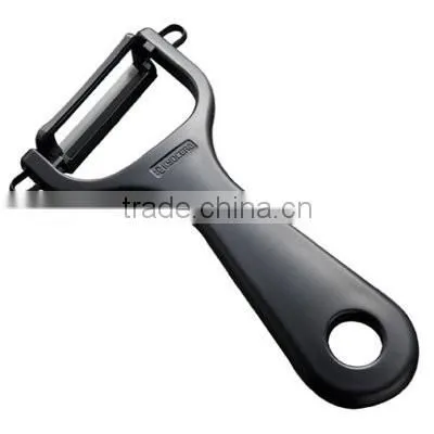 Useful and simple kitchen peeler set including parer, grater and julienne peeler