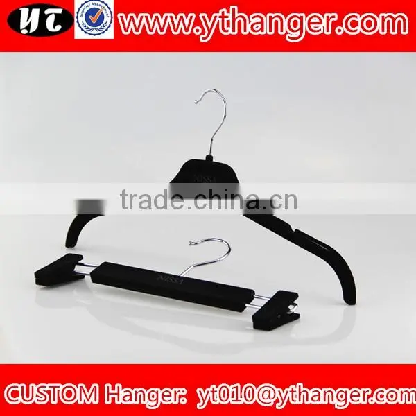 YY0451 black mens t shirts plastic hanger velvet thin clothes hanger with logo