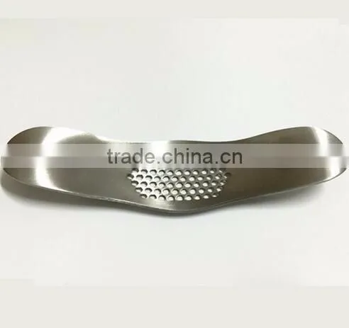 cy282 Curved garlic stainless steel 304/430 multi-functional manual garlic creative twist garlic kitchen worn garlic