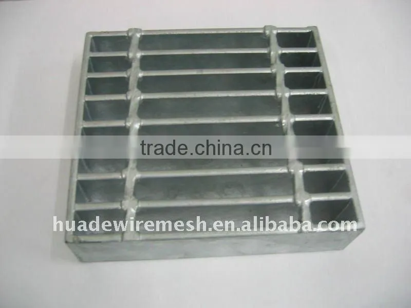 Serrated steel grating