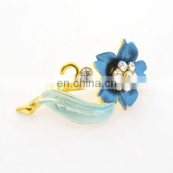 Ally express fashion jewelry party accessory personalized diamond three flowers and crystal rhinestone brooch