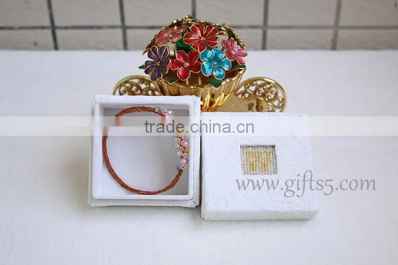 New arrival wholesale wedding jewelry gift boxes with beaded name plate of W