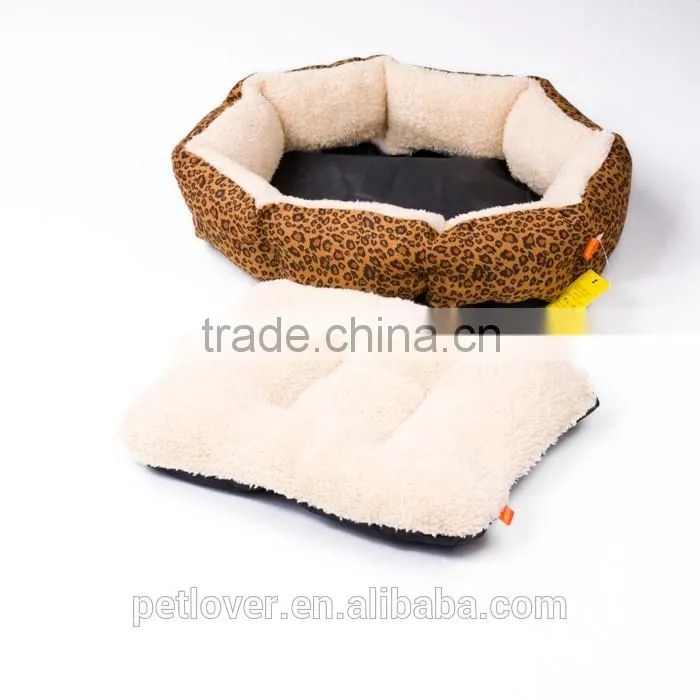 Comfortable circular pet bed for dog and cat