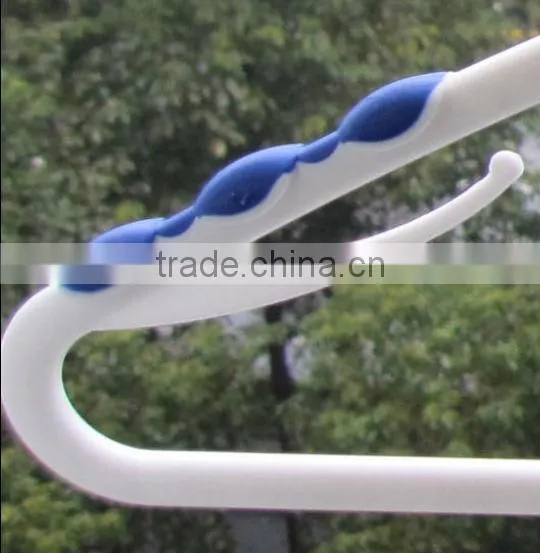 TWO COLORS FASHION NON-SLIP HANGER