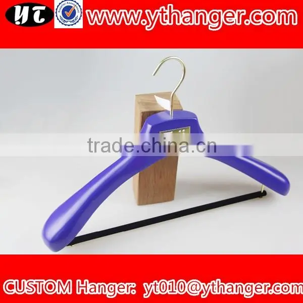 YY0513 wholesale luxury bule wide shoulder clothes hangers men suits hanger with velvet trousers bar