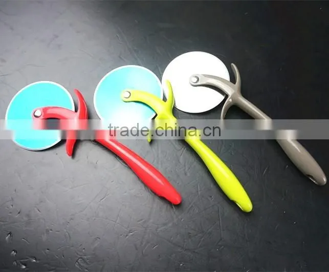 32066 Kitchen gadget kitchen tool round pizza cutter
