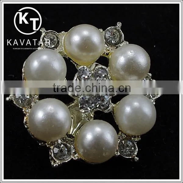Elegant crystal rhinestone brooch with pearl